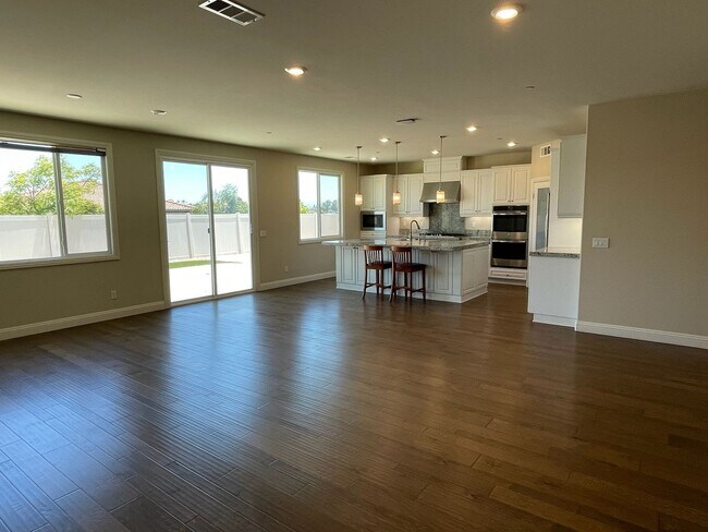 Building Photo - Stunning 4 bedroom home in Vista-With Solar!