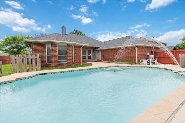Building Photo - 2502 Chapel Hill Dr