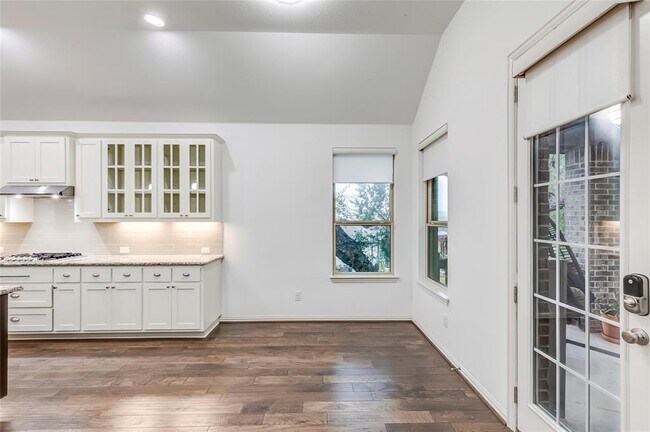 Building Photo - 3405 Venezia View