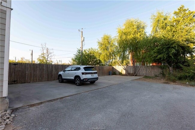 Building Photo - 1133 Oney Hervey Dr