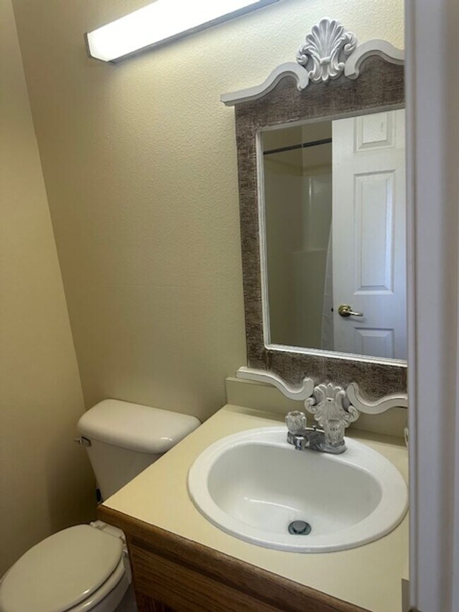 Building Photo - 2 Bedroom 2  Bathrooms