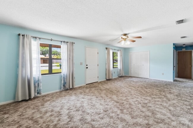 Building Photo - Charming 2/2 Spacious Home with/ 1 Car Garage in St. Cloud Close to the Lakefront Park