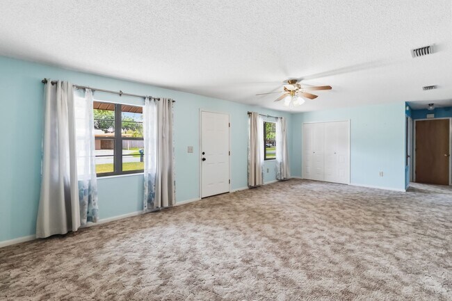 Building Photo - PENDING APPLICATION-Charming 2/2 Spacious Home with/ 1 Car Garage in St. Cloud Close to the Lakef...