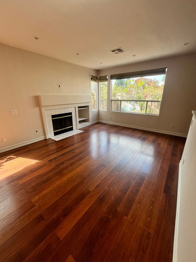 Building Photo - Spacious 3-Bedroom, 2.5-Bathroom Home