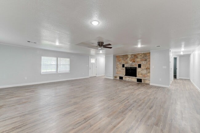 Building Photo - Available NOW!!!! Beautiful 1 story, 3 bedroom, 2 bath home.This is exactly what you have been lo...