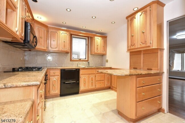 Building Photo - 411 10th St