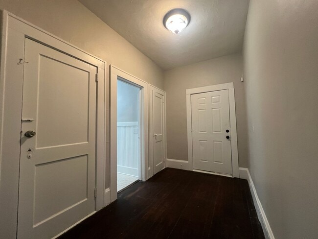 Building Photo - **MOVE-IN Special $500 off the 1st full month's rent with lease signed by 12/10/25**