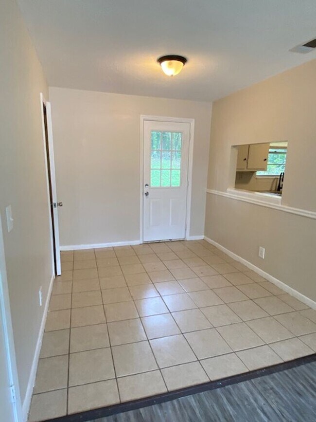 Building Photo - Quiet North Columbus Home