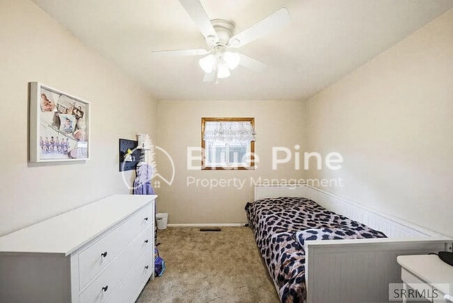Building Photo - 407 Valley Dr