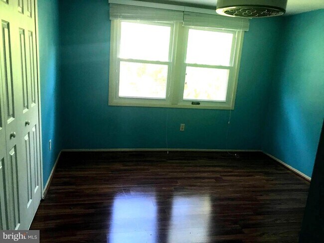 Building Photo - 12815 Point Pleasant Dr