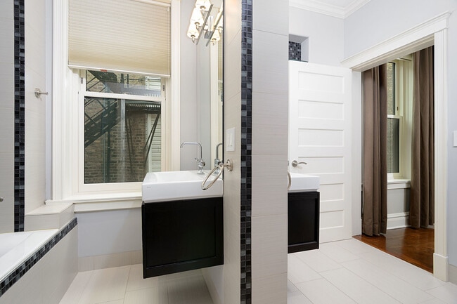 Building Photo - 1347 N State Pkwy