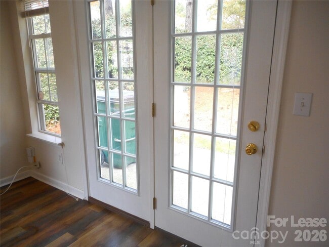 Building Photo - 1957 University Heights Ln