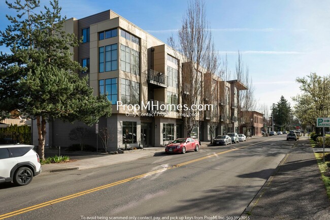 Building Photo - Luxury One-Bedroom Condo in Downtown Gresh...