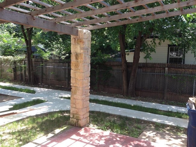 Building Photo - 2406 Willow St