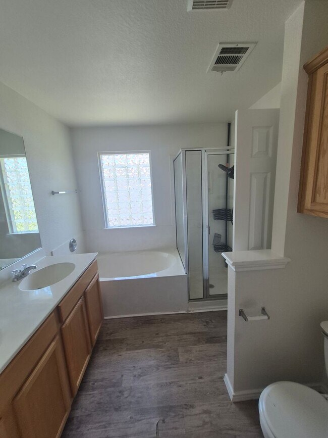 Building Photo - Spacious 3 bd home in a wonderful community.