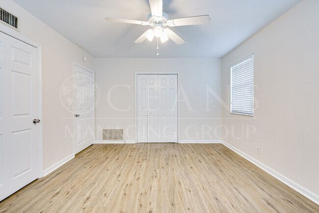 Building Photo - 517 University Blvd