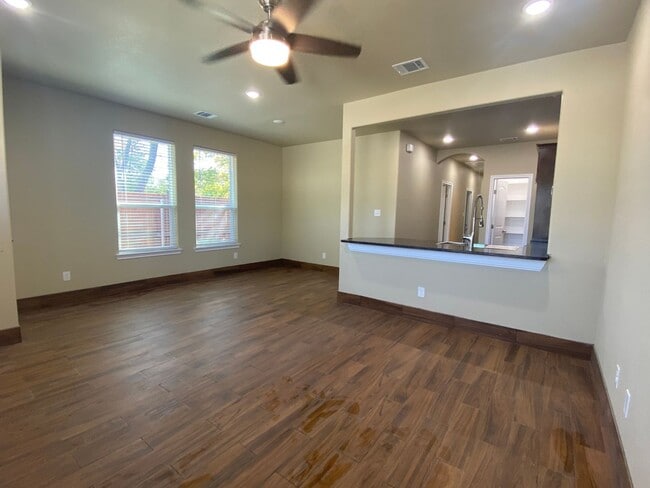 Building Photo - 105 Sabine Ave. #B