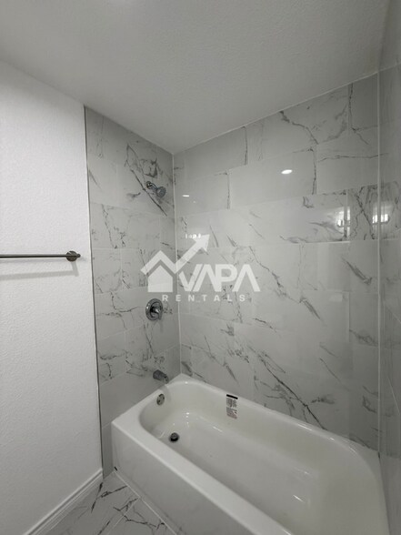 Building Photo - 7215 Hickory Grove Dr