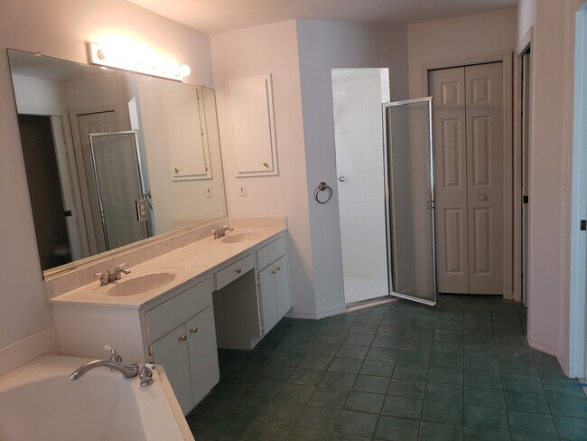 Building Photo - Lovely Pine Ridge Pool Home