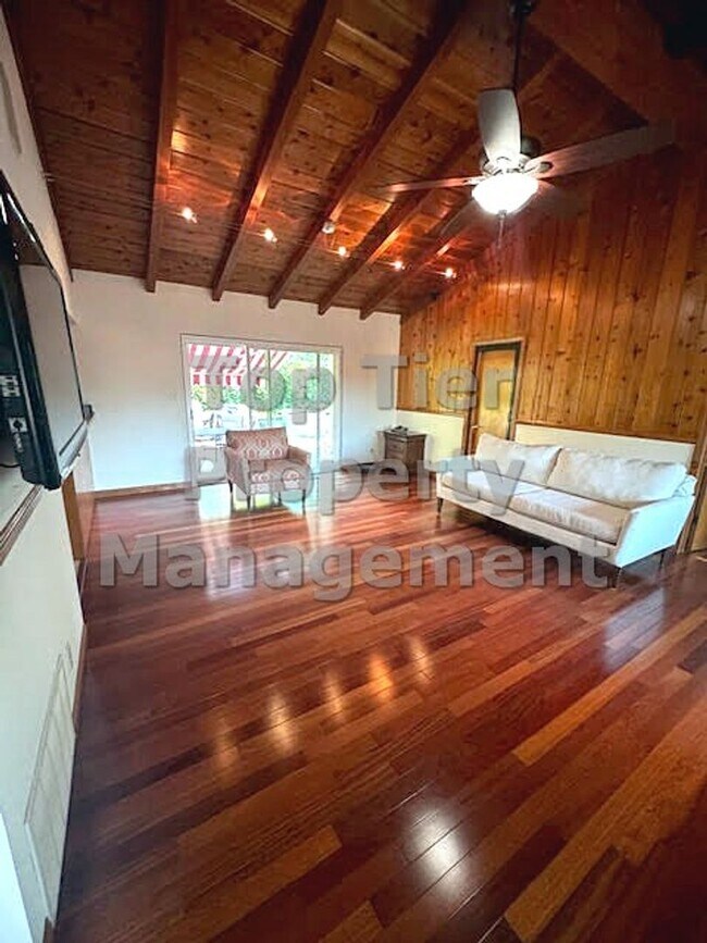 Building Photo - 3 Bed/ 2 Bath Spacious Family Home with Su...