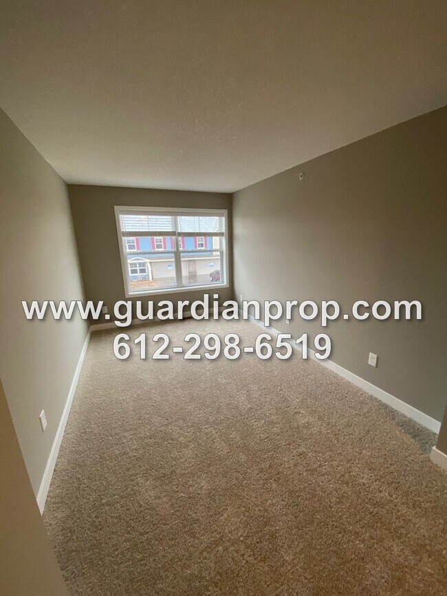 Building Photo - Luxury Townhouse Available June 1st, High End Finishings, Quartz Counters, Large Loft, Huge Prima...