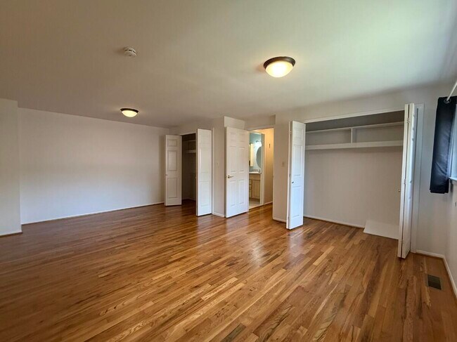 Building Photo - 519 Longshore Dr