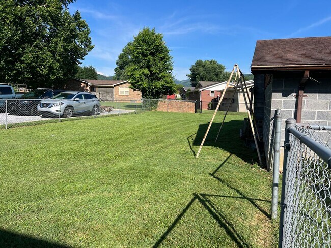 Building Photo - 2 bedroom, 1.5full bath House for rent on ...