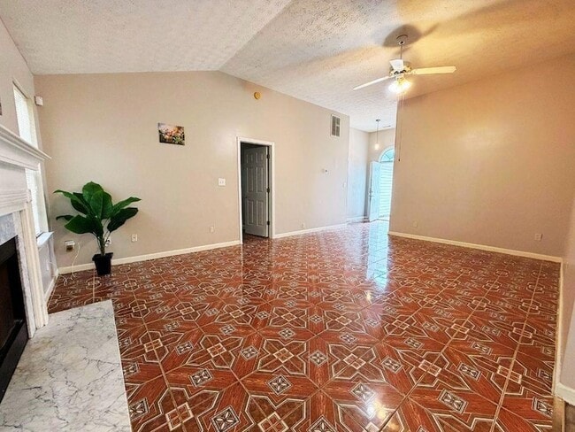 Building Photo - 5410 Twin Lakes Dr