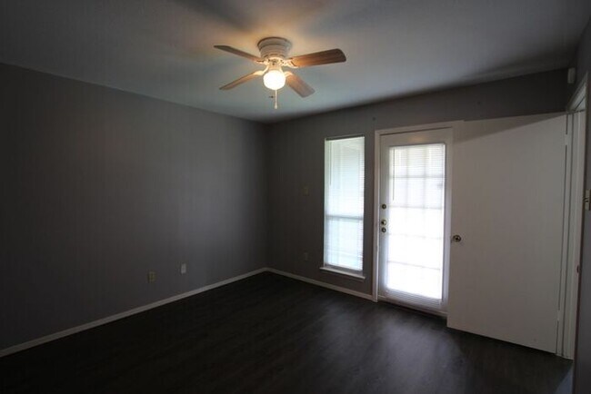 Building Photo - 1 Bed 1 Bath, Upstairs Apartment Unit at H...