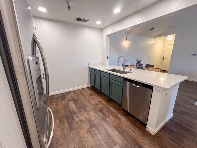 Building Photo - Fully Furnished Stunner Close to UNR!!