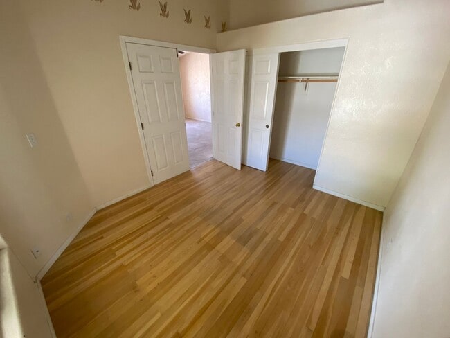 Building Photo - 4 bed/3 bath home located in Henderson