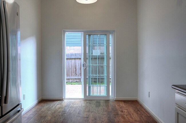 Building Photo - 9859 Meadow Bend Ln