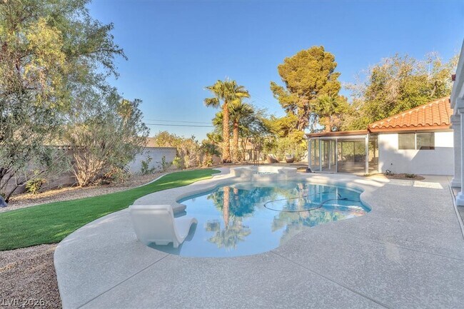 Building Photo - 2868 Vista Del Sol Ave
