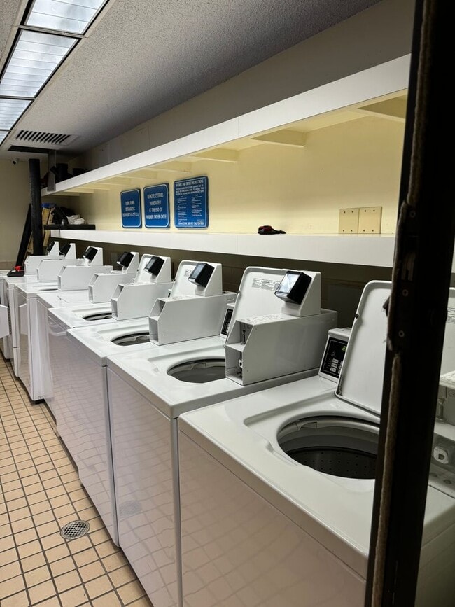 Building Photo - LILIUOKALANI GARDENS, STUDIO/1/1, FULL KITCHEN, GARDEN VIEWS