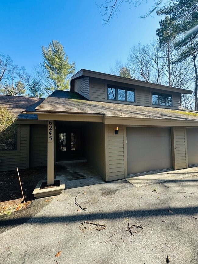 Building Photo - Sophisticated Condo Retreat on Old Mission Peninsula