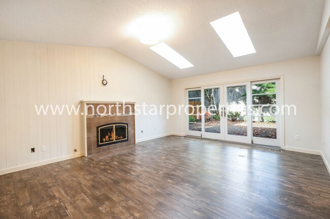 Building Photo - Charming One Level Lake Oswego