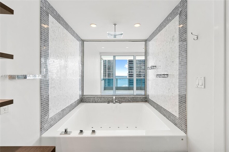 Building Photo - 200 Biscayne Boulevard Way