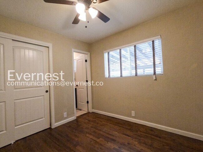 Building Photo - 3 Bed/1.5 Bath Home with Fenced yard / Coming Soon!