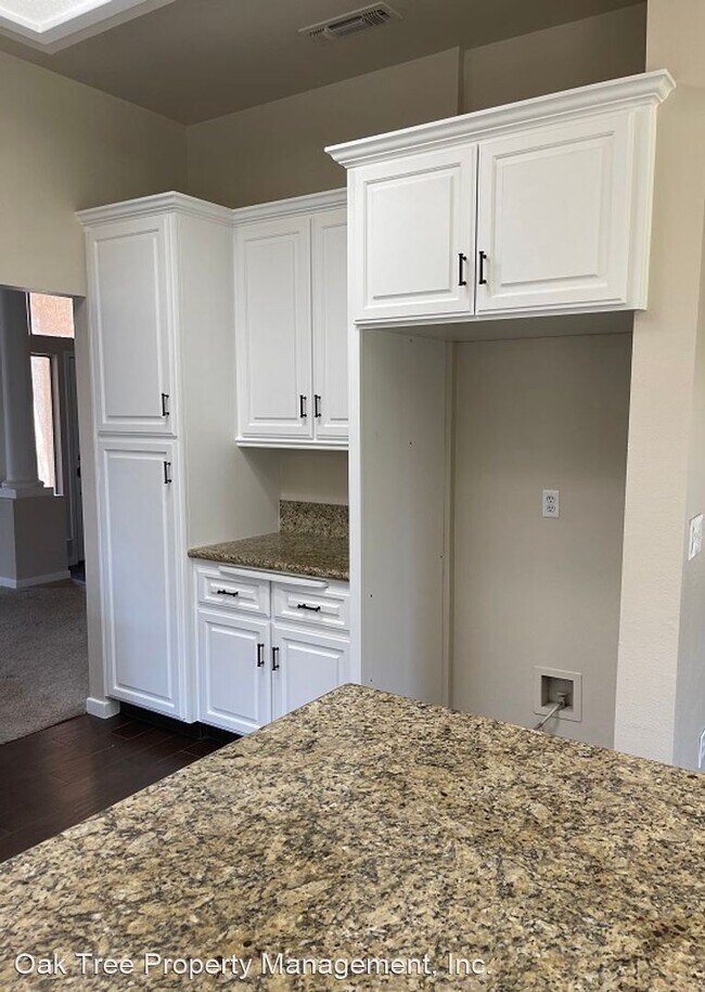 Building Photo - 3 br, 2.5 bath House - 10352 N. Doheny Drive