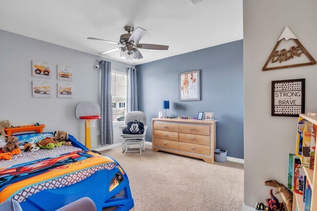 Building Photo - Spacious 5-Bedroom Home with Resort-Style ...