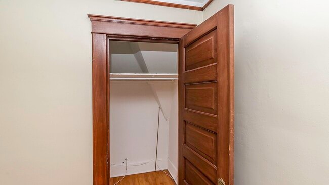 Building Photo - 823 Dewey Ave