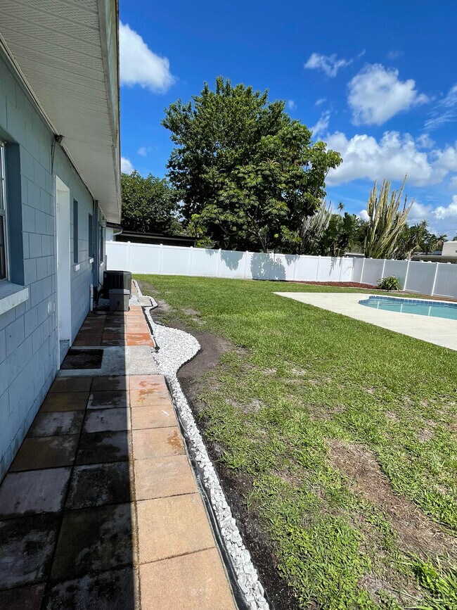 Building Photo - 1515 Sawyerwood Ave