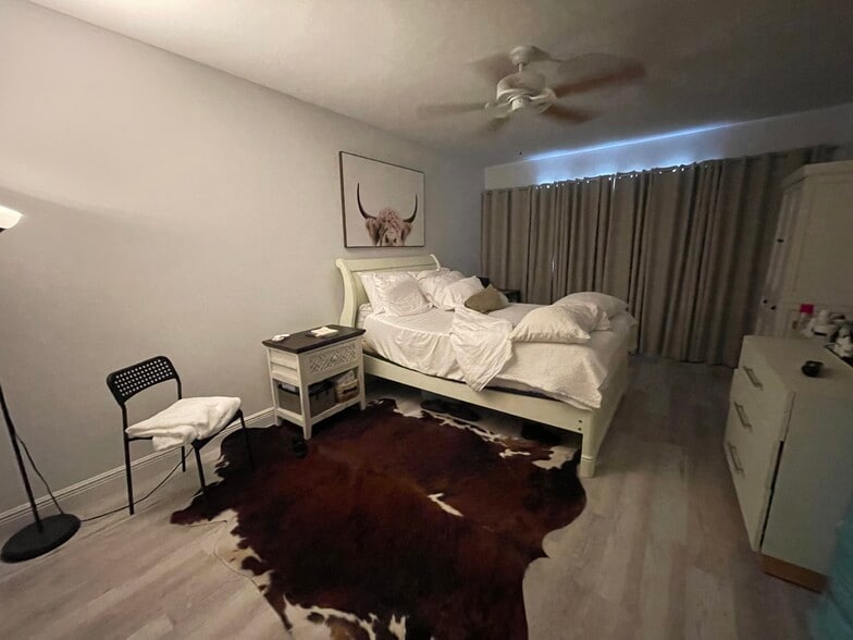 Building Photo - 1020 Country Club Dr