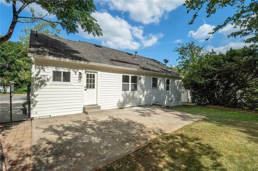 Building Photo - 2539 Glendale Cir SE