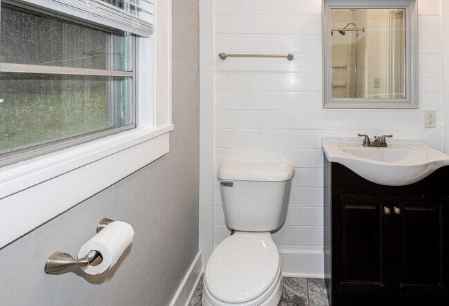 Building Photo - Cozy 2BD/2BTH in South Knoxville