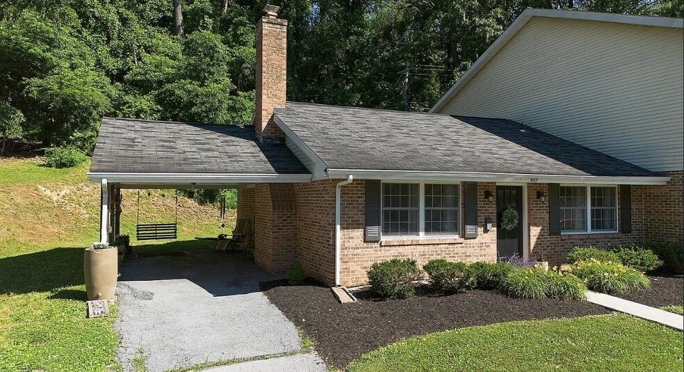Building Photo - 907 Rhue Haus Ln