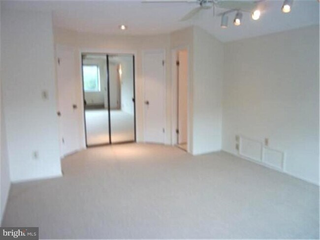 Building Photo - 83 Sayre Dr