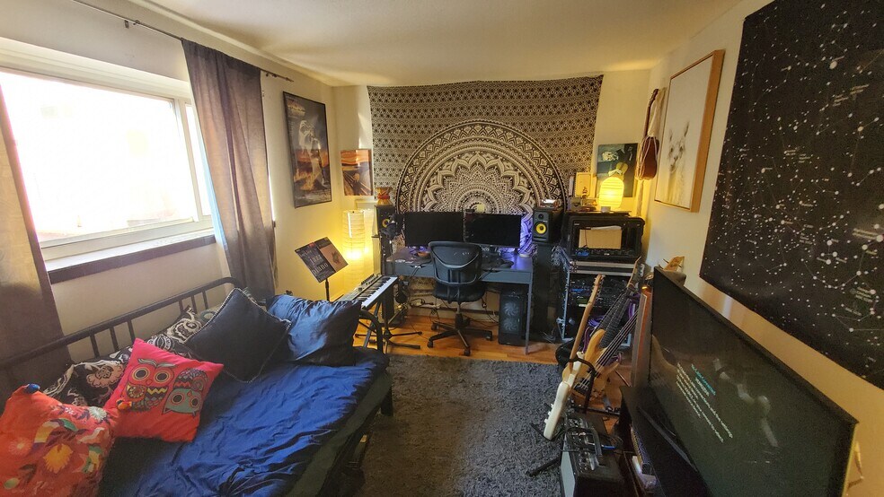 Building Photo - 239 Kelton St