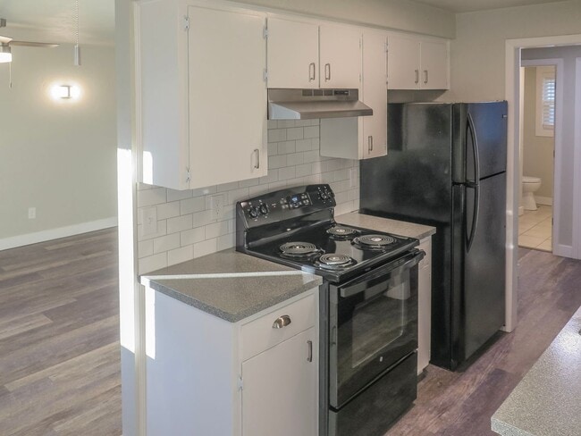 Building Photo - Updated 2 Bedroom Duplex in Salem Availabl...
