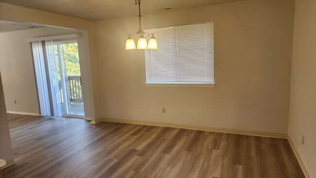 Primary Photo - 3 bed, 2 bath - Spacious upstairs duplex o...